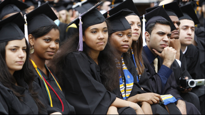 Graduating students listen to U.S. President Barack Obama speak at the University of Michigan commencement ceremony in Ann Arbor, Michigan May 1, 2010. REUTERS/Kevin Lamarque (UNITED STATES - Tags: POLITICS EDUCATION)