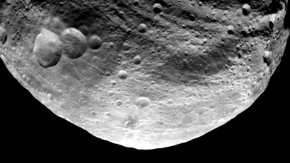 Ein von der NASA-Sonde Dawn aufgenommenes Bild zeigt die Oberflaeche des Asteroiden Vesta (Foto vom 23.07.11). Die Aufnahme ist aus einer Entfernung von rund 5.200 Kilometern entstanden. Das Max-Planck-Institut fuer Sonnensystemforschung wird am Montagabend (01.08.11) in Berlin erste Erkenntnise, die aus den hochaufloesenden Bildern des Asteroiden gewonnen wurden, bekannt geben. (zu dapd-Text) Foto: JPL-Caltech/UCLA/MPS/DLR/IDA/NASA/dapd