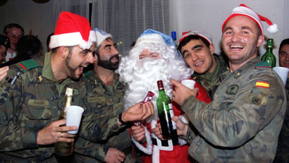 Spanish soldiers celebrate Christmas in their base of Medugorje (south of Bosnian city of Mostar) December 24. Troops from various nations have been deployed in former Yugoslavia as part of the International Forces (IFOR), to implement the peace accord signed recently in Paris - RTXFIQ3