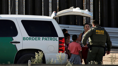 An U.S. border protection agent speaks with migrants who crossed illegally into El Paso, Texas, U.S., to turn themselves in to ask for asylum, as seen from Ciudad Juarez, Mexico September 18, 2019. REUTERS/Jose Luis Gonzalez - RC1C4B724E70