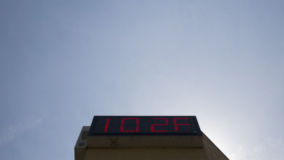 A sign displays the current temperature of 102 degrees Fahrenheit (39 degrees Celsius) in Pasadena, California May 16, 2014. A high pressure system brought record breaking heat to Southern California. REUTERS/Mario Anzuoni