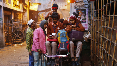 india-school-children-mobile