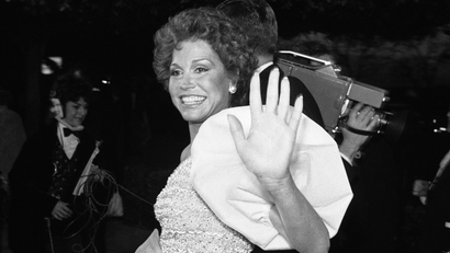 Actress Mary Tyler Moore walks past crowd outside the Los Angeles Music Center before the start of 53rd Academy Awards presentation, March 31, 1981. Ms. Moore is nominated for best actress for her work in ìOrdinary People.î (AP Photo)