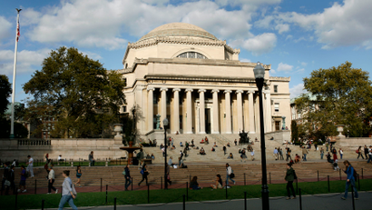 Students walk across the campus of Columbia University in New York, October 5, 2009. REUTERS/Mike Segar (UNITED STATES) - RTXPCFQ