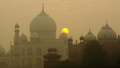 India-Taj-Mahal-smog-air-pollution