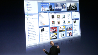 Steve Jobs presenting about iTunes in 2008