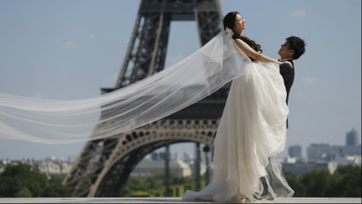 Eiffel Tower bride and groom