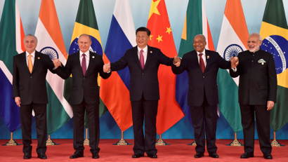 (L-R) Brazil's President Michel Temer, Russian President Vladimir Putin, Chinese President Xi Jinping, South Africa's President Jacob Zuma and Indian Prime Minister Narendra Modi pose for a group photo during the BRICS Summit at the Xiamen International Conference and Exhibition Center in Xiamen, southeastern China's Fujian Province, China September 4, 2017. REUTERS/Kenzaburo Fukuhara/Pool TPX IMAGES OF THE DAY - RC1EC82274C0