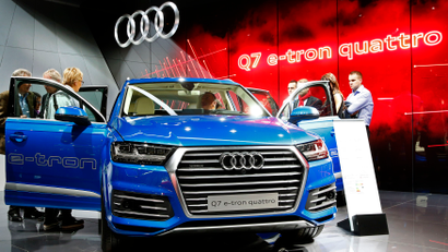 The new Audi Q7 E-Tron Quattro diesel-electric car is seen during the second press day ahead of the 85th International Motor Show in Geneva March 4, 2015. REUTERS/Arnd Wiegmann (SWITZERLAND - Tags: TRANSPORT BUSINESS) - RTR4S0W3