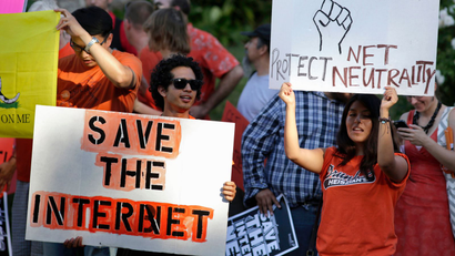 Pro-net neutrality Internet activists rally in the neighborhood where U.S. President Barack Obama attended a fundraiser in Los Angeles, California July 23, 2014. REUTERS/Jonathan Alcorn (UNITED STATES - Tags: CIVIL UNREST POLITICS SCIENCE TECHNOLOGY) - RTR3ZWCR