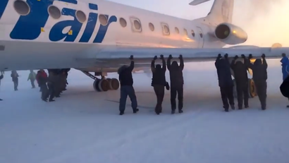 "Come on!" Passengers dislodge frozen plane in Siberia