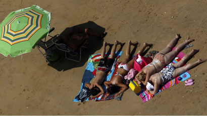 phytoplankton sunblock sunscreen toxic algae plants tourism mediterranean majorca People sunbathe on Regla beach in Chipiona, near the southern Spanish city of Cadiz, August 1, 2010. REUTERS/Javier Barbancho