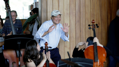 Cellist Yo-yo Ma reacts with Mexican music students before his presentation near the Americas International Bridge to highlight what unites American and Mexican cultures, in Nuevo Laredo, Mexico