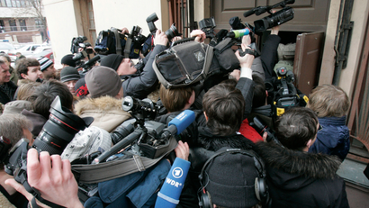 Journalists crowd around the entrance of a Moscow court building after the arrival of former Russian tycoon Mikhail Khodorkovsky March 3, 2009. Jailed Russian oil tycoon Khodorkovsky arrived at a Moscow court on Tuesday at the start of a new trial for money laundering and embezzlement, a Reuters reporter at the courtroom said. REUTERS/Alexander Natruskin (RUSSIA)