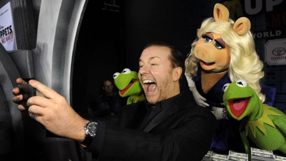 "Muppets Most Wanted" cast member Ricky Gervais photographs himself with fellow cast members, from left, Constantine, Miss Piggy and Kermit the Frog at the premiere of the film on Tuesday, March 11, 2014, in Los Angeles. (Photo by Chris Pizzello/Invision/AP)