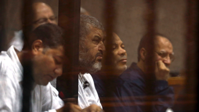 Deputy leader of Egypt's Muslim Brotherhood Khairat El-Shater (2nd L) sits behind bars with other Muslim Brotherhood members at a court in the outskirts of Cairo December 14, 2014. Egypt declared Mohamed Mursi's Muslim Brotherhood a banned terrorist organization last December and Egyptian courts have sentenced hundreds of the group's members to death in mass trials that have drawn strong international criticism. REUTERS/Asmaa Waguih (EGYPT - Tags: POLITICS CIVIL UNREST CRIME LAW) - RTR4HYPE