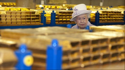 Queen inspects Bank of England's gold bars