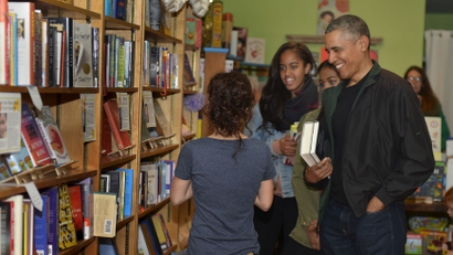 Barack Obama in a bookstore