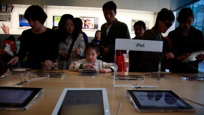 Chinese shoppers eye the iPad