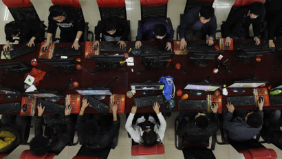 People use the computer at an Internet cafe in Taiyuan, Shanxi province March 31, 2010. Google Inc blamed "the great firewall" of China for blocking its Internet search service in the country on Tuesday, but said it did not know if the stoppage was a Chinese technical glitch or a deliberate move in their face-off over Internet censorship. REUTERS/Stringer