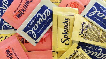 packets of splenda, equal, and sweet n low