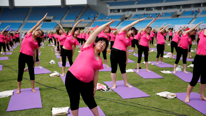 Over nine hundred pregnant women practice Yoga together to challenge the Guinness World Records in Hefei, Anhui Province, China, June 5, 2016. REUTERS/Stringer. ATTENTION EDITORS - THIS IMAGE WAS PROVIDED BY A THIRD PARTY. EDITORIAL USE ONLY. CHINA OUT. - RTSGBCR