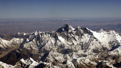 Mount Everest, the highest peak in the world, with an altitude of 8,848 meters (29,028 feet), is seen in this aerial view taken from a passenger aircraft flying over Nepal at a height of 9,144 meters (30,000 feet), November 9, 2008. Everest is part of the Himalayan mountain range along the border of Nepal and Tibet. In background is the Tibetan Plateau. Picture taken November 9, 2008. REUTERS/Desmond Boylan (NEPAL) - RTXAG2Q