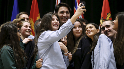 Canada's Prime Minister Justin Trudeau (C) poses for a selfie with students during the First Ministers' meeting in Ottawa, Canada November 23, 2015. REUTERS/Chris Wattie - RTX1VIMW