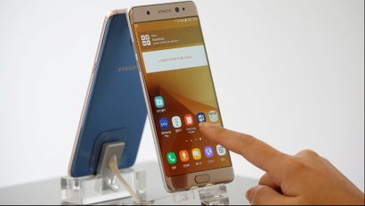 A Samsung Galaxy Note 7 with a finger swiping its screen