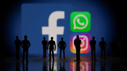 Facebook, Whatsapp and Instagram logos.