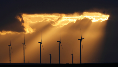 Power-generating windmill turbines are seen during sunset at a wind park near Reims, France, November 13, 2017. REUTERS/Christian Hartmann - RC1FEFD9C1F0