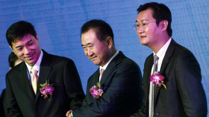 o2o offline to online tencent jd.com alibaba jack ma retail e-tail Wang Jianlin (C), Chairman of Wanda, holds hands with Tencent Chief Executive Officer Pony Ma (R) and Baidu Inc. Chairman and CEO Robin Li (L), in Shenzhen, Guangdong province, August 29, 2014. China's Dalian Wanda group and Tencent Holdings Ltd said on Friday they would set up a 5 billion yuan ($814 million) e-commerce joint venture with Baidu Inc, as the firms push into the high-growth e-commerce sector. REUTERS/Alex Lee