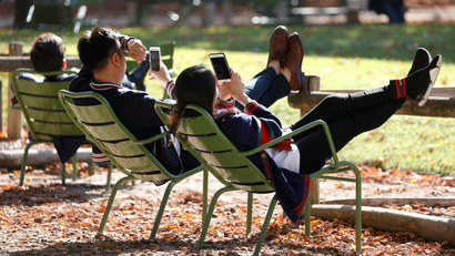 People look at the screen of their cell phones in the Jardin des Tuileries on an autumn day in Paris, France, October 8, 2018. REUTERS/Charles Platiau - RC1DCE912960