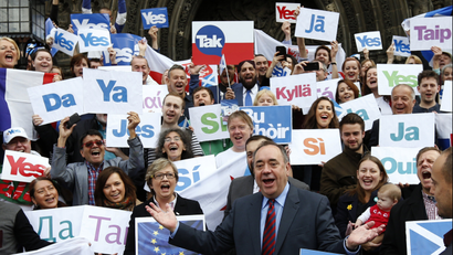 Scotland's First Minister Alex Salmond (front) poses with supporters of the 'Yes Campaign' in Edinburgh, Scotland September 9, 2014.