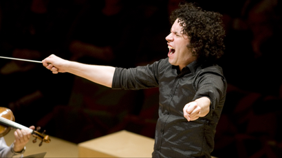 Conductor Gustavo Dudamel gestures as he plays Bartok's "Violin Concerto n.2" with the Los Angeles Philharmonic at the Disney Concert Hall in Los Angeles, California, April 4, 2008. REUTERS/Hector Mata