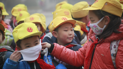 Pupils wearing face masks to protect heavy smog in Jinan city, east Chinas Shandong province, 14 January 2013. Apple Inc., JPMorgan Chase & Co., Toyota Motor Corp. and Honda Motor Co. gave employees face masks, offered health tips and added office plants as pollution in Beijing hit hazardous levels for a 19th day this month. Beijings city government recommended that its 20 million residents stay indoors for a second day as the local environmental monitoring center gave todays (30 January 2013) air quality the worst rating on its six-level scale. A U.S. Embassy pollution monitor showed air quality in the Chinese capital reached hazardous levels for a fifth consecutive day. Companies across Beijing have sought to protect the health of their current employees while facing the prospect of increasing difficulties in attracting others to a city grappling with pollution levels.(Imaginechina via AP Images