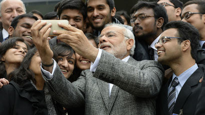 Narendra Modi-Journalists-Selfie-BJP-Paris-Parliament