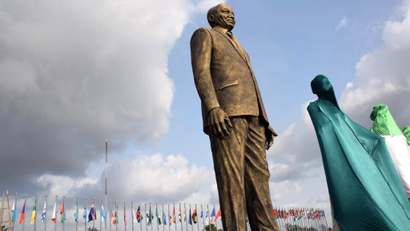 #ZumaStatue: Nigeria’s Imo state governor Owelle Rochas Okorocha unveils a statue of South African president Jacob Zuma