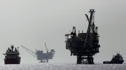 An Israeli gas platform, controlled by a U.S.-Israeli energy group, is seen in the Mediterranean sea, some 15 miles (24 km) west of Israel's port city of Ashdod, in this file picture taken February 25, 2013. Prime Minister Benjamin Netanyahu has won more time to overcome a political hurdle after parliament postponed a vote on authorising the government to secure a deal on developing Israel's natural gas fields. Picture taken February 25, 2013.