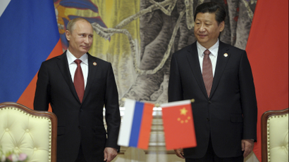 Russia's President Vladimir Putin (L) and China's President Xi Jinping attend a signing ceremony in Shanghai May 21, 2014. Russia's state-controlled Gazprom signed a long-awaited gas supply agreement with China.