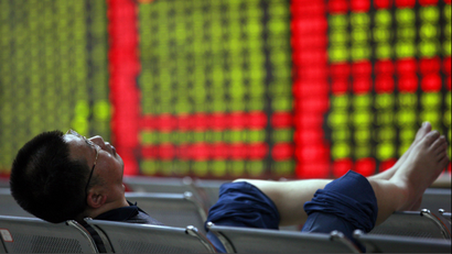 An investor sleeps on a bench in front of an electronic board showing stock information at a brokerage house in Huaibei, Anhui province May 9, 2012. China shares produced its worst loss in six weeks on Wednesday, hit by weakness in growth-sensitive sectors on jitters that a possible delay to the start of the country's five-yearly congress could complicate economic recovery. The green figures on screen indicate falling prices. REUTERS/Stringer