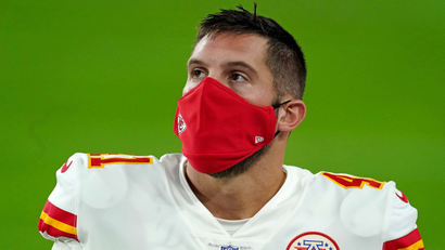 A football player wearing a mask before a game to protect against Covid-19.