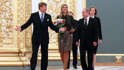 Netherlands' King Willem-Alexander (L) and Queen Maxima (C) meet Russian President Vladimir Putin in Moscow November 8, 2013. Russia criticised the Netherlands before talks with the Dutch king on Friday, accusing it of "inaction" in not preventing a Greenpeace protest at a Russian Arctic oil rig in which 30 people were arrested.