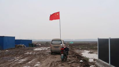 A Chinese flag is seen on the land secured by Tesla for its Gigafactory in Shanghai, China December 16, 2018. Picture taken December 16, 2018. REUTERS/Yilei Sun - RC1EF0F19C20