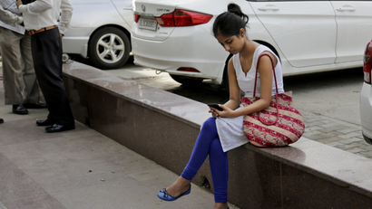 India-women-mobile
