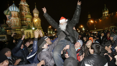Revellers enjoy the countdown to New Year celebrations in Moscow's Red Square December 31, 2013. REUTERS/Tatyana Makeyeva