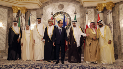 Gulf Cooperation Council leaders and French president Francois Hollande meet in Ryiadh, Saudi Arabia, May 5, 2015.