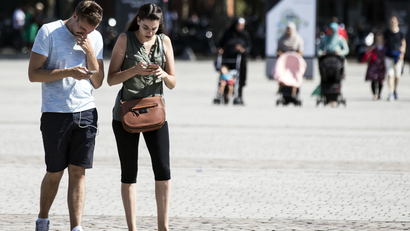 epa05487399 A couple searches for Pokemons on their phones at the Parc de la Villette where some rare creatures from the game are known to appear in Paris, France, 15 August 2016. Launched at the beginning of July by the US company Niantic, the mobile phone game 'Pokemon Go' has found a real success worldwide and already have generated more than 160 US million dollars. EPA/ETIENNE LAURENT