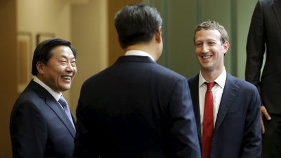 Chinese President Xi Jinping (C) talks with Facebook Chief Executive Mark Zuckerberg (R) as China's top Internet regulator Lu Wei (L) looks on, during a gathering of CEOs and other executives at Microsoft's main campus in Redmond, Washington September 23, 2015.