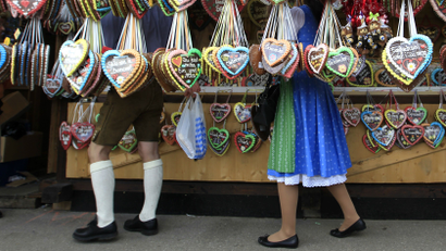 People look at traditional ginger bread on sale at the famous Oktoberfest in Munich September 28, 2012. Millions of beer drinkers from around the world will come to the Bavarian capital for the 179th Oktoberfest, which runs until October 7. REUTERS/Michaela Rehle (GERMANY - Tags: ENTERTAINMENT SOCIETY TPX IMAGES OF THE DAY)